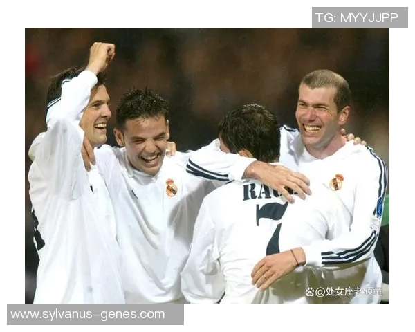 足球明星们的帅气合影瞬间展现球场魅力与友谊的完美结合